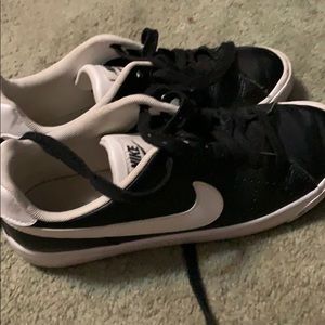 Black Nike’s leather size 7 women’s lightly used